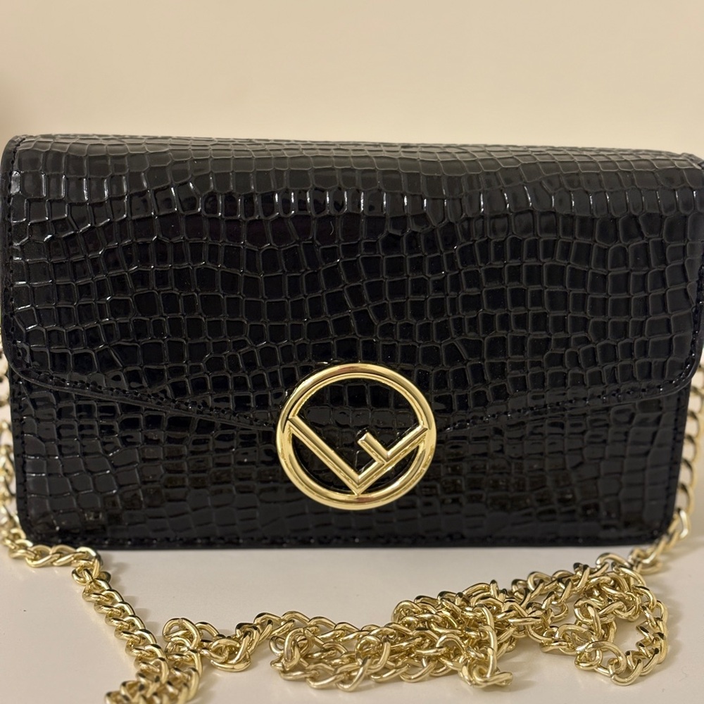 Elegant Black Crocodile-Embossed Chain Bag